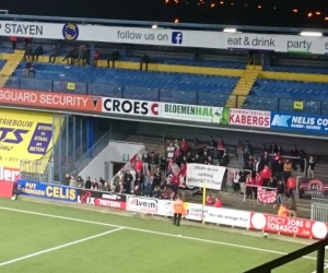 Zulte Waregem én thuisploeg STVV hekelen met érg duidelijke spandoeken het midweekvoetbal