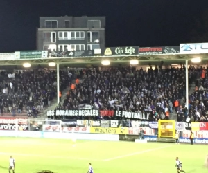 Kerstvoetbal leeft? Fans van Charleroi én Anderlecht hebben in de 12e minuut niet mis te verstane boodschap voor de kalendermakers