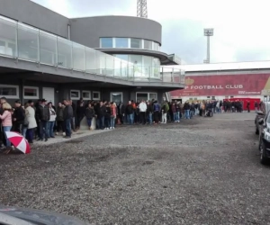 Antwerp-fans zijn ook nu weer niet te houden: lange wachtrijen om titelfeest op de Bosuil mee te maken, website begeeft het zelfs!