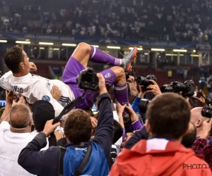 Fans en spelers Real Madrid moeten vechten met ... fotografen om te kunnen vieren