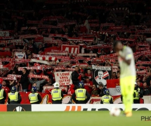 🎥 Grappig beeld uit Duitsland: Supporters van Keulen bestormen het veld en vieren de nederlaag tegen Wolfsburg