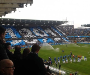 Club Brugge ontvangt KRC Genk in stijl, blauw-zwarte aanhang pakt uit met twee grote tifo's