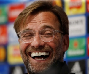 ? Klopp krijgt iedereen aan het lachen wanneer hij plots begint te zingen