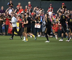 Fans die niet binnen konden in Tubeke bestormen poorten, twee opmerkelijke afwezigen op training