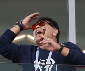 ? Maradona steelt de show tijdens Argentinië-IJsland met sigaar in rookvrij stadion (en zelfs een snuifje?)