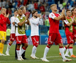 📷 Ongeloof: spelers Denemarken (waaronder Skov Olsen) reageren op levensgevaarlijke "sinkhole" in veld Oostenrijk