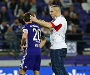 ? Het beste wat de Anderlecht-fans te zien kregen? Veldbestormer gaat bij 0-3-stand verhaal halen bij de spelers