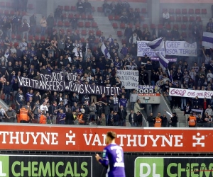 Supporters van Anderlecht later in het stadion door fouillages  politie