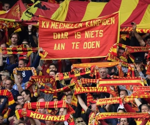 ? KV Mechelen hervat competitie voor meer dan 15.000 fans met indrukwekkende tifo, Beerschot Wilrijk-supporters zwaaien met geldbriefjes