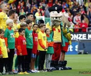 KV Oostende tikt mascotte die door scheidsrechter Verboomen het stadion werd uitgestuurd op de vingers