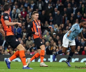 ? Sterling (Man City) krijgt de belachelijkste penalty van de week: "Getackeld door een grassprietje"