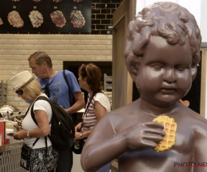 Manneken Pis krijgt voor de 1.015ste keer een kostuum en wel van een Belgische traditieclub