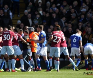 🎥 Ongezien staaltje fair-play in The Championship: spelers Leeds United moeten van coach tegenpartij laten scoren