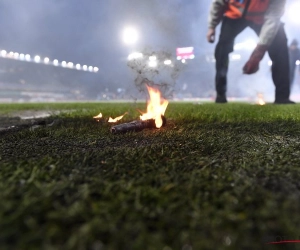 Geen publiek, maar toch een vuurpijl op het veld in Turkije