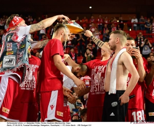 📷 🎥 Dolle taferelen bij promovendus Union Berlin, voorzitter kan de spanning niet aan en viert op WC