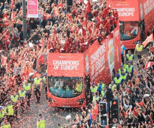 📷 IN BEELD: Liverpool kleurde helemaal rood tijdens spelersontvangst en dat leverde fantastische beelden op