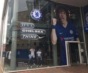 📷 Pijnlijk: Chelsea verving Hazard aan fanshop door Luiz... die naar Arsenal trok