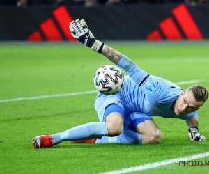 Marco Bizot in tranen na zege van AZ tegen Ajax: ex-keeper van Genk speelt topmatch de dag na de uitvaart van zijn vader