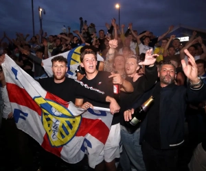 📷 16 jaar moeten wachten, maar familie Leeds-supporters haalt nu iconische foto die viraal gaat boven