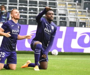 'Anderlecht heeft strijd van Duitse, Franse en Tsjechisch clubs gewonnen om spits, maar zijn huidige club dreigt met stap richting FIFA'