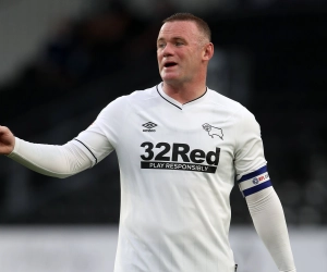 Zoon Wayne Rooney treedt in de voetsporen van zijn vader en tekent contract bij Engelse topclub