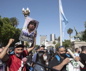 📷 Schaamteloos! Medewerker van begrafenisondernemer poseert met duimpje omhoog naast lichaam van Maradona