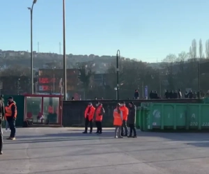 🎥 Spelersbus Anderlecht kan niet vertrekken: dreigende 'Standard-fans' staan hen op te wachten omdat ze gang vol vlaggen hingen