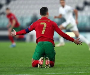 🎥 Geïrriteerde Cristiano Ronaldo zuigt alle aandacht naar zich toe op persbabbel door flesjes Coca-Cola weg te schuiven