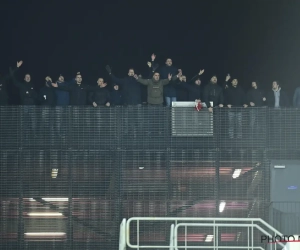 📷 Geen publiek toegelaten? Antwerp-fans kruipen op het dak van parking in Oostende om ploeg aan te moedigen