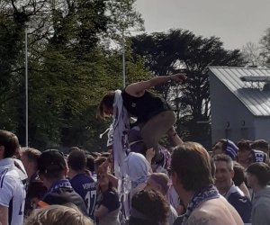 Boze fans van Anderlecht wachten de spelersbus op in Neerpede