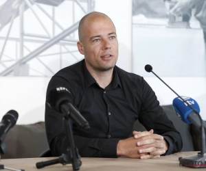 Danny Buijs laat op eerste training al in zijn tactische kaarten kijken