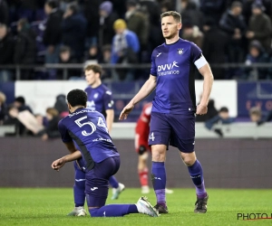 Het is het Anderlecht-jonkie menens: zelfs eigen techniektrainer in de arm genomen met één groot doel