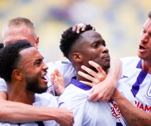 Anderlecht ligt zwaar onder, maar tien Brusselaars trekken zege over de streep dankzij eerste profgoal ooit van jongeling