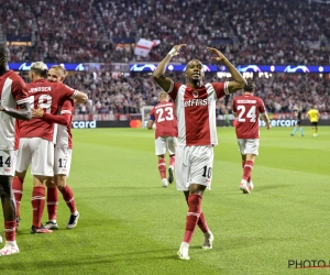 Antwerp bibbert met 10 maar houdt stand en trekt met 1-0 voorsprong naar AEK Athene 