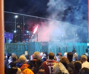 🎥 Het loopt weer helemaal verkeerd in Luik: fans Anderlecht werpen bommetjes, politie moet ingrijpen met grote middelen