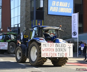 📷 Tractoren zorgen voor immense file voor STVV-Genk, trainer STVV zakt in elkaar