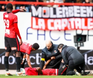 Opschudding in het Edmond Machtensstadion: speler met zware knieblessure weggedragen op draagberrie