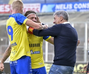 Adriano Bertaccini legt hartstochtelijke knuffel met Felice Mazzu uit