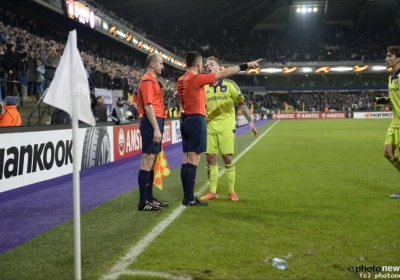 Anderlecht-spelers gingen bewust protesteren: "Anders riskeer je dat de ref zijn lijnrechter volgt"