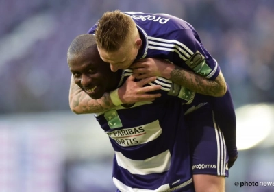 VIDEO: Geniale beelden! Mister Michel viert overwinning met Anderlecht-spionkop óp het veld