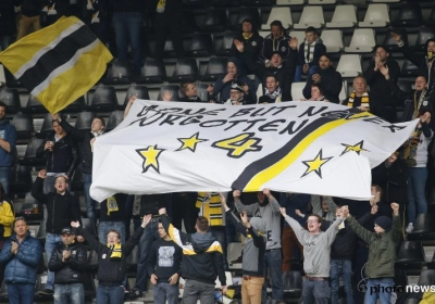 Fans van Charleroi en Lokeren eren Grégory Mertens op deze knappe wijze!