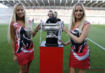 Op dit uur mag het wat meer zijn: Knappe hostess die de Supercup vasthield is zowaar de vriendin van sleutelpion die op het veld stond