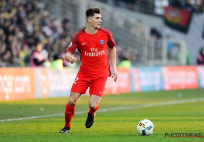 VIDEO: Zo stuurt Thomas Meunier iemand volledig het bos in