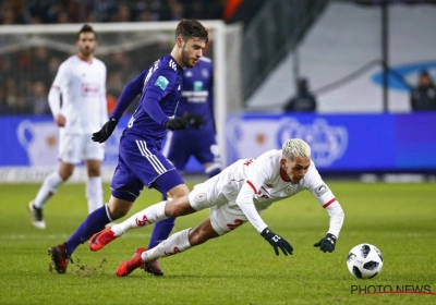 Ook ref Wouters kreeg een veeg uit de pan: "Het was een duidelijke penalty" en "Om de 30 seconden lag het spel stil"