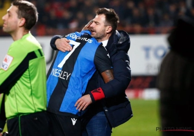 Beeld van de week? Tegen Anderlecht nog nukkig van het veld, nu in de armen van zijn coach: Leko en Wesley leggen uit