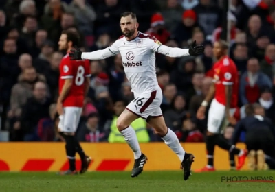 ? Hier zal zelfs Lukaku versteld van staan: Defour legt met een héérlijke vrijschop Old Trafford het zwijgen op