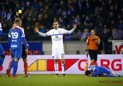 Ex-ref Gumienny vindt dat Anderlecht niet met 11 mocht voortspelen: "De elleboog die Kums uitdeelde verdiende altijd een rode kaart"