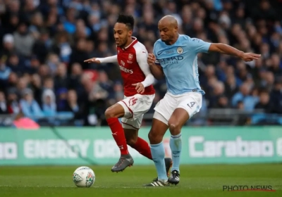 ? Kompany breekt het internet door Aubameyang voorbij te snellen: "Gepakt door een vijftigjarige"