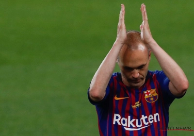 ? Wat een beeld! Wanneer 90.000 uitzinnige Barça-fans Camp Nou hebben verlaten, neemt Andres Iniesta op zijn manier afscheid