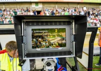 Waarom de VAR en de vierde ref niet mochten telefoneren na technisch defect (met blunder als gevolg) tijdens Genk-Lokeren